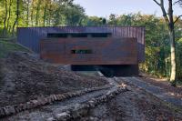 Die Eingangsfassade (Nordseite) thematisiert die drei Ebenen des Wohnhauses Grondal mit dem Sockel aus Ziegeln und dem vor dem 1. OG auskragenden 