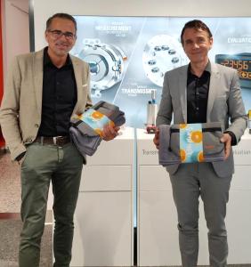Lothar und Gebhard Kübler (v.l.n.r.), mit den Sommer Geschenken