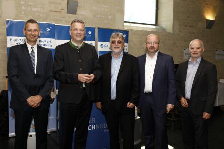 Die Vertreter des bayerischen Biotechnologie Clusters gemeinsam mit Staatssekretär Roland Weigert (2.v.l.): Dr. Thomas Diefenthal (BioPark Regensburg GmbH, ganz links), Prof. Horst Domdey (BioM GmbH Martinsried, 3.v.l.), Dr. Gerhard Frank (IGZ Würzburg GmbH, 2.v.r.), Dr. Georg Kääb (Cluster Biotechnologie Bayern und BioM GmbH, ganz rechts), Foto: Andreas Grasser