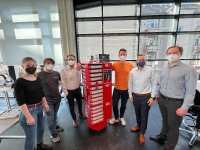 Vom UnternehmerTUM MakerSpace freuen sichüber die Design-Kits von Würth Elektronik: AnnaMühlbauer, Masterandin Engineering (1. v. l.),Johannes Walcher, Junior Expert Electronics& IoT (2. v. l.) und Florian Küster,Geschäftsführer (3. v. r.). / Mit auf demBild von Würth Elektronik eiSos: MatthiasWagner, technischer Außendienst – BereichElektromechanik (3. v. l.), Norbert Schmid,Vertriebsleitung Elektromechanische Bauteile (2.v. r.), Benedikt Haeckl, Technischer Vertrieb(1. v. r.)