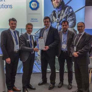 Bei der Zertifikatsübergabe auf der WindEurope in Bilbao (v.l.n.r.): Martin Webhofer, TÜV SÜD, Head of Wind Energy, Stepan Mayer, TÜV SÜD, Head of Tower, Foundation and Internals, José Serna, ESTEYCO, Chief Technology Officer (CTO), Javier Nieto, ESTEYCO, Offshore Division Manager, und David Sarrasin, ESTEYCO, Product Development Director