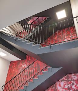 Kreative Wandgestaltung: Blickwand des Treppenhauses im Sozialgebäude der DAW SE in Ober-Ramstadt, Foto: Caparol Farben Lacke Bautenschutz/Darko Ahej