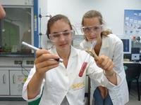 Sommeruniversität der TU Ilmenau für Schülerinnen (© TU Ilmenau und privat)