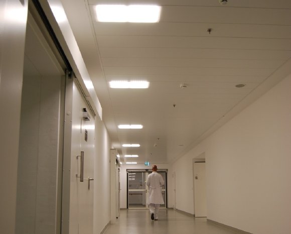 www.as-led.de-LED Leuchte EMX sorgt für gutes Licht im 3-Schichtbetrieb im Krankenhaus.jpg