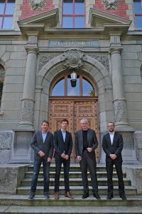 Gemeinsam auf einem guten Weg (v. l.): Philipp Haslebacher und Simon Zumbrunnen von ReseaTech mit Bürkert-Geschäftsführer Heribert Rohrbeck und dem Projektverantwortlichen Caspar von Schoeler auf dem Campus der Fachhochschule Bern. (Quelle: Bürkert Fluid Control Systems)