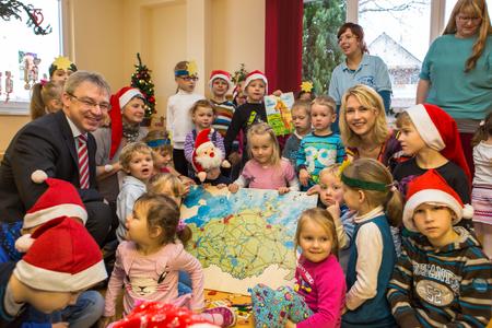 Die Kinder der Kindertagesstätte Neddelrad Spatzen erfreuen sich am WEMAG-Weihnachtsgeschenk, das von WEMAG-Vorstandsmitglied Thomas Pätzold und Sozialministerin Manuale Schwesig überreicht wurde. Foto: WEMAG/Rudolph-Kramer