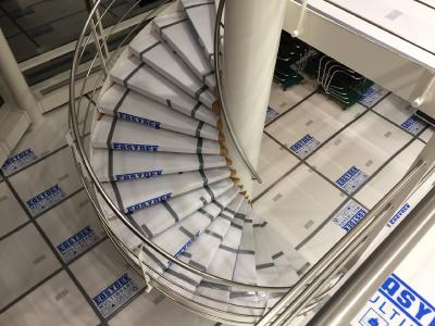 Mit Multi Board Kunststoff-Platten können Treppenstufen passgenau zugeschnitten werden und schützen die Stufen bei Umbauten, Renovierungen oder umfangreichen Umzügen.
