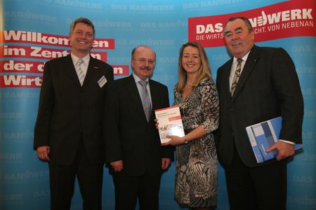Betriebsberater Christoph Molocher, Hauptgeschäftsführer Dr. Lothar Semper, Bestseller-Autorin Umberta Andrea Simonis und Handwerkskammerpräsident Heinrich Traublinger MdL, a. D. (v.l.n.r.)