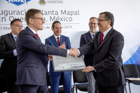 Dr Jochen Kress (left, president of the MAPAL Group) hands a plaque commemorating the opening of the factory in Querétaro, Mexico, to Lazaro Garza (right, CEO of MAPAL Frhenosa in Mexico); centre: Francisco Dominguez Servién (governor of Querétaro).