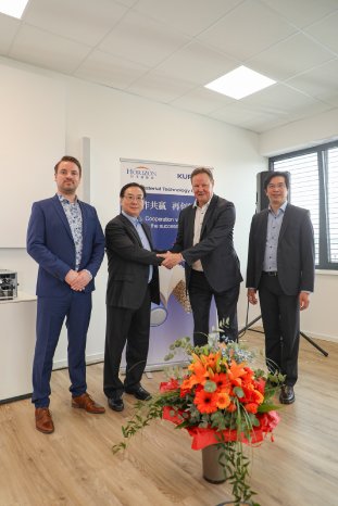 Die Geschäftsführer (Mitte) von Horizon-Kurz New Material Technology GmbH mit den Prokuristen.jpg