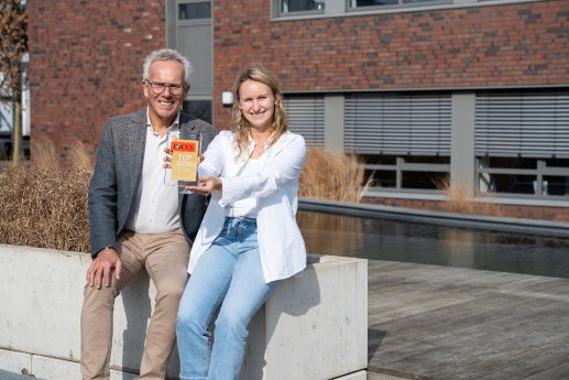 Die Weicon Geschäftsführung Ralph und Ann-Katrin Weidling mit der Auszeichnung als Top-Arbeitgeb.jpg
