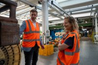 Marketingleiter Sorge und MdB Lütke während der Bayka-Werksbesichtigung