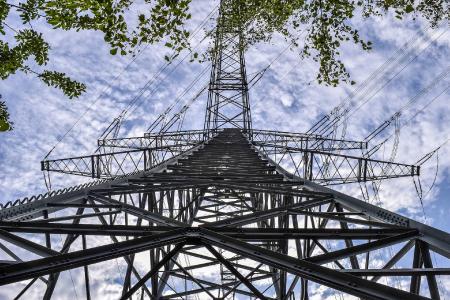 GridCheck stellt die Stromnetze dar, gibt darüber Auskunft und ermittelt Potentiale für die Integration von Erzeugungsanlagen und neuen Verbrauchern, wie E-Mobility, Speichern und Wärmepumpen, in bestehende Stromnetze