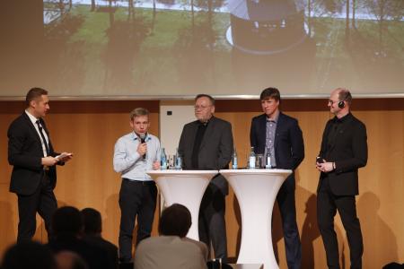 Fachgespräche mit den Preisträgern des internationalen Bernhard Remmers Preisträgers "New Holland" aus St. Petersburg. Moderiert von Michael Pojarov (links) und Jens Engel (rechts) von Remmers / Bild: Bernhard Remmers Akademie – Dirk Knofe