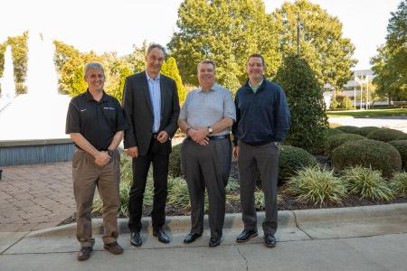 Von rechts nach links: Leon Topalian, Nucor President & COO; John Ferriola, Nucor Chairman und CEO; Burkhard Dahmen, Vorsitzender der Geschäftsführung der SMS group GmbH; Keith Watson, SMS group Inc. Vice President