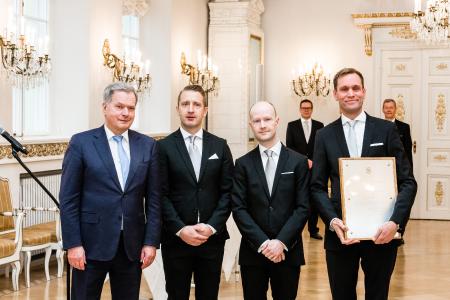 M-Files wird vom finnischen Präsidenten mit dem Internationalization Award ausgezeichnet:
Sauli Niinistö (finnischer Präsident), Timo Partanen (Co-Founder & Chief Engineer M-Files), Antti Nivala (Founder, Chairman & Chief Product Officer M-Files), Miika Mäkitalo (CEO M-Files) (v.l.)