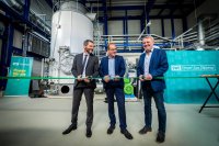Im Rahmen einer offiziellen Feier nahmen Jochen Hendrik Hail, Fachgebietsleiter Risikomanagement und Redispatch von 50 Hertz, Thüringens Minister für Umwelt, Energie, Naturschutz und Forsten Tilo Kummer und Karel Schweng, Geschäftsführer der SWE Energie GmbH, die von Kraftanlagen errichtete Power-to-Heat-Anlage in Betrieb.