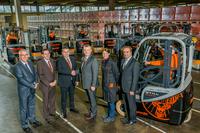 Die Mast-Jägermeister SE übernimmt offiziell die neue Flurförderzeugflotte von STILL; V.l.n.r.: Heinz Brockmann (STILL), Tobias Haberstroh (STILL), Carsten Doliwa (Jägermeister) Michael Quest (STILL), Bettina Riemenschneider-Schilling (Jägermeister), Jens Kramer (Jägermeister), Foto: STILL GmbH Die Mast-Jägermeister SE übernimmt offiziell die neue Flurförderzeugflotte von STILL; V.l.n.r.: Heinz Brockmann (STILL), Tobias Haberstroh (STILL), Carsten Doliwa (Jägermeister) Michael Quest (STILL), Bettina Riemenschneider-Schilling (Jägermeister), Jens Kramer (Jägermeister), Foto: STILL GmbH