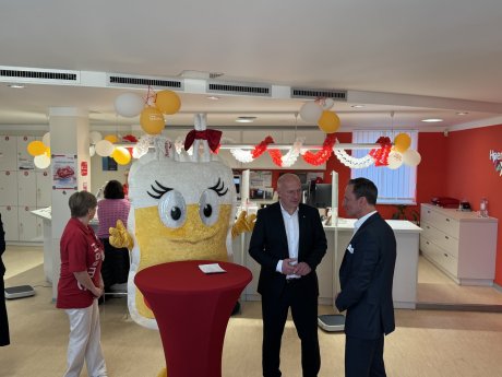 Regierender Bürgermeister Kai Wegner gratuliert Haema zu 25 Jahren in Berlin Hellersdorf (3).jpg