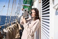 Frauen spielen eine wichtige Rolle im maritimen Bereich – sei es durch ihre Tätigkeit als Seeleute, als maritime Fachleute oder vermehrt in unterschiedlichen maritimen Führungspositionen auf See und an Land. Das Foto zeigt eine Nautikstudentin der HSB bei der praktischen Ausbildung auf der Alexander von Humboldt II. Colpyright: HSB-Louisa Windbrake