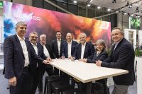 Contract extension for the partnership between Schüco and Jansen (left to right): Jacques Lladós, CEO Schüco International S.C.S., Andreas Graf, Head of Steel Division Schüco International KG, Elmar Gollers, Director of Business, Jansen AG, Hendrik Pahlsmeyer, Chief Commercial Officer Metal Business Central Europe Schüco International KG, Christoph Jansen, CEO and Board Director Jansen AG, Andreas Engelhardt, CEO and Managing Partner Schüco International KG, Christel Marchiando, Head of Key Partner Management Europa, Jansen AG, Guido Wortmeier, Director of Sales, Jansen AG