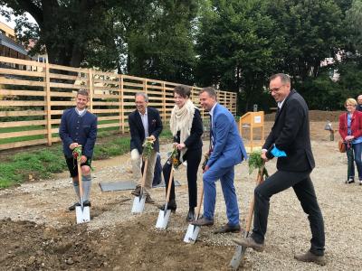 Gemeinsamer Spatenstich für den neuen Kindergarten St. Oswald in Traunstein: Simon Schreiber, Kirchenpfleger der Pfarrei St. Oswald, der Direktor der Stiftung Studienseminar St. Michael und Bauherr, Wolfgang Dinglreiter, Dr. Sandra Krump, Leiterin des Bildungsressorts im Erzbischöflichen Ordinariat und Stiftungsratsvorsitzende, Traunsteins Oberbürgermeister Dr. Christian Hümmer und Architekt Tobias Mattes von Köhler Architekten (v.li.n.re.) freuen sich über den Baustart
