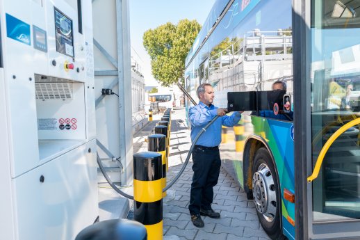 hydrogen refueling station for buses (350 bar), ESWE, Wiesbaden, Germany.jpg