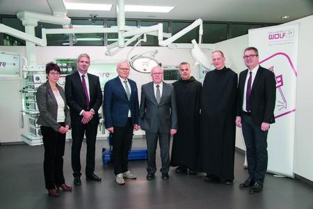 v.l.n.r.: Angela Gewiese, 1. Vorsitzende des "Marafiki wa Masasi" Marko Petack, Bereichsleitung Service und Logistik Karl Röckinger, Landrat des Enzkreises Siegfried Karst, Geschäftsführung der Richard Wolf GmbH Bruder Maurus und Bruder Jesaja, Benediktiner Mission in St. Ottilien Jürgen Steinbeck, Geschäftsführung der Richard Wolf GmbH