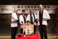 The traditional sake ceremony which kicked off the anniversary celebration (from left to right): Rainer Große-Kracht (BITZER CTO), Seiichiro Chigusa (President of Nissin Refrigeration & Engineering Ltd.), Gianni Parlanti (BITZER CSMO) and Ferdinand Spannan (Managing Director of BITZER Japan) / Photo: BITZER