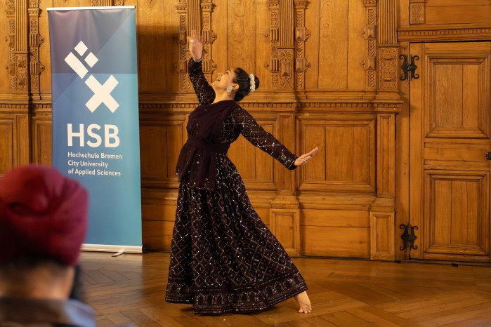 csm_20251105_Erstsemesterbegr%C3%BC%C3%9Fung_Rathaus_Sannae_Kapoor_tanzt_Copyright_HSB-Louisa_Wi.jpg