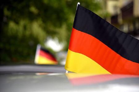 Flaggenkunde für Autofahrer: Fähnchen dürfen nicht verletzen