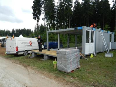 Container als Hauptbestandteil des Messestandes.