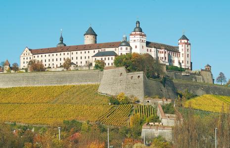Festung Marienberg mit Weinbergen im Herbst / (c) Congress-Tourismus-Wirtschaft Würzburg, Fotograf: A. Bestle