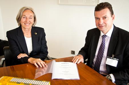 SPS für die Schiene: Renate Pilz, geschäftsführende Gesellschafterin von Pilz, und Volker Schenk, Leiter des Geschäftsbereich Transportation Systems bei Thales Deutschland unterzeichnen den Kooperationsvertrag.