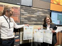 Hoch erfreut: Geschäftsleiter Profivertrieb DAW Guido Kuphal und FarbDesignStudio-Leiterin Margit Vollmert nehmen die Auszeichnungen zum 