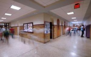 Halten Sie Ihre Schüler oder Studenten beziehungsweise Besucher mit der Digital Signage-Lösung von IAdea Deutschland über all Ihre Schulaktivitäten, Ankündigungen, Sicherheitsinformationen und vieles mehr auf dem Laufenden