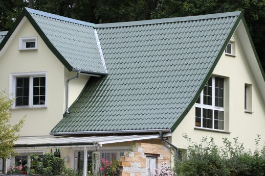 Attaktives Einfamilienhaus mit dazu passendem Luxmetalldach..JPG