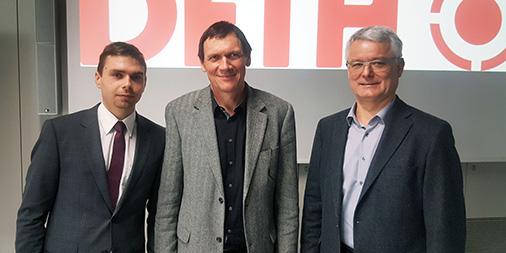 Kamen im Rahmen des Arbeitskreistreffens mit zahlreichen Industrievertretern zusammen, von links: Dr. Marcel Haft (Projektleiter an der Papiertechnischen Stiftung), Prof. Dr. Eugen Herzau (Lehrstuhlinhaber für Verpackungstechnologie und Leiter des Arbeitskreises digitaler Verpackungsdruck), Dr. Jürgen Stopporka (Geschäftsführer des SID).