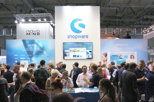 Shopware lockt viele Besucher an den Stand.jpg