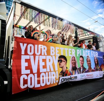 Your Better Place for Every Colour Banner auf dem Truck von gevekom beim CSD Dresden 2026.jpeg