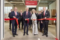 Am 21. September wurde das Rittal Application Center in Gera für Kunden geöffnet. Prof. Friedhelm Loh, Inhaber und Vorstandsvorsitzender der Friedhelm Loh Group, seine Frau Debora Loh und die Rittal Geschäftsführung teilten feierlich das rote Band. Mit dabei waren unter anderem Uwe Scharf, Geschäftsführer Rittal Vertrieb Deutschland, Ulrich Engenhardt, Chief Business Units Officer von Rittal, und Markus Asch, CEO Rittal International und Rittal Software Systems (v. l. n. r.)