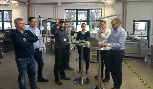 Gemeinsam mit dem Sächsischen Textilforschungsinstitut e.V. (STFI) soll eine Rundstrickmaschine der thoenes® Dichtungstechnik GmbH sensorbasiert nachgerüstet werden / Foto: STFI