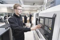 Auf 500 m2 bietet die Schüco Ausbildungswerkstatt für angehende Mechatronik-, Elektronik- und Maschinenbau-Ingenieure modernste Arbeitsplätze, Foto: Schüco International KG