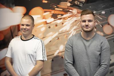 Neue Gesichter bei TORWEGGE: Kevin Petzold (r.) und Darius Görke starteten am 3. August in das Berufsleben. (Foto: TORWEGGE)