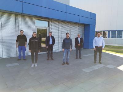 Projektteam Neubau und Umzugsteam Schlatter (v. l.): Stephan Teckentrup (Schlatter), Anna Meyer (Bauleiterin, Goldbeck), Ulrich Schmidt (Schlatter), Marvin Wirsching (Schlatter), Michael Meichsner (Leiter IT und Operations sowie Prokurist, Schlatter), Stefan Gehder (TGA Projektleitung, Goldbeck) (Foto: Goldbeck Nord).