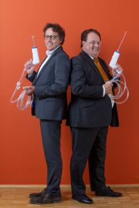 Geschäftsführer Olaf Thiessies (l.) und Friedrich-Wilhelm Köllenbach, Head of Sales der UTK Solution GmbH, sind von ihrem Produkt überzeugt: „Wir haben mit BlueLavage® bewiesen, dass in allen Bereichen Umweltschutz möglich ist.“ Foto: EFA