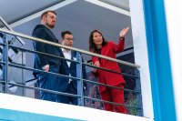 In der WITTENSTEIN talent arena, der unternehmenseigenen Ausbildungswerkstätte, durften die beiden Abgeordneten ein Getriebe montieren – unterstützt wurden sie dabei von Auszubildenden.