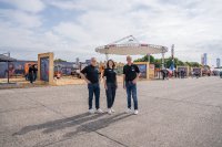 Stolz auf den Messestand:                            v. links Günter Cottaeus (Director Sales),    Sonja Grazia D’Introno (Director Marketing) und Frank Ulbricht (Geschäftsführer)