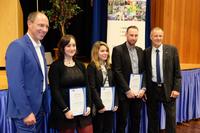 Thomas Ranft (Fernsehmoderator des Hessischen Rundfunks, l.) und Matthias Hecker (Leiter Technische Ausbildung, Rittal, r.) freuen sich mit Jennifer Brück (Technische Produktdesignerin, 2.v.l.), Paulina Hofmann (Technische Zeichnerin, 3.v.l.), Florian Hoof (Fachkraft für Lagerlogistik, 2.v.r.) und Marie Denise Bayer (Technische Zeichnerin, nicht auf dem Bild) über die Auszeichnungen / Quelle Rittal GmbH & Co. KG