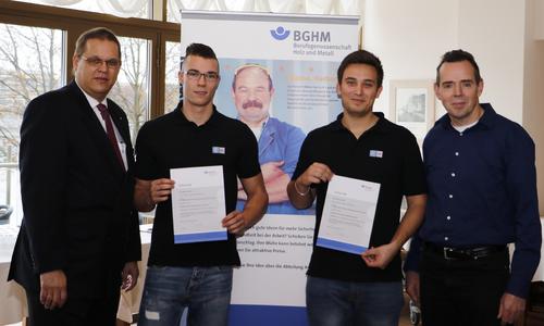 (Quelle: BGHM) Franz-Dieter Thoma von der BGHM (links) übergibt den Sicherheitspreis an Marwin Bersch, Raphael Groß und Heinrich Fast von der Firma ZF TRW Aktive & Passive Sicherheitstechnik aus Koblenz.